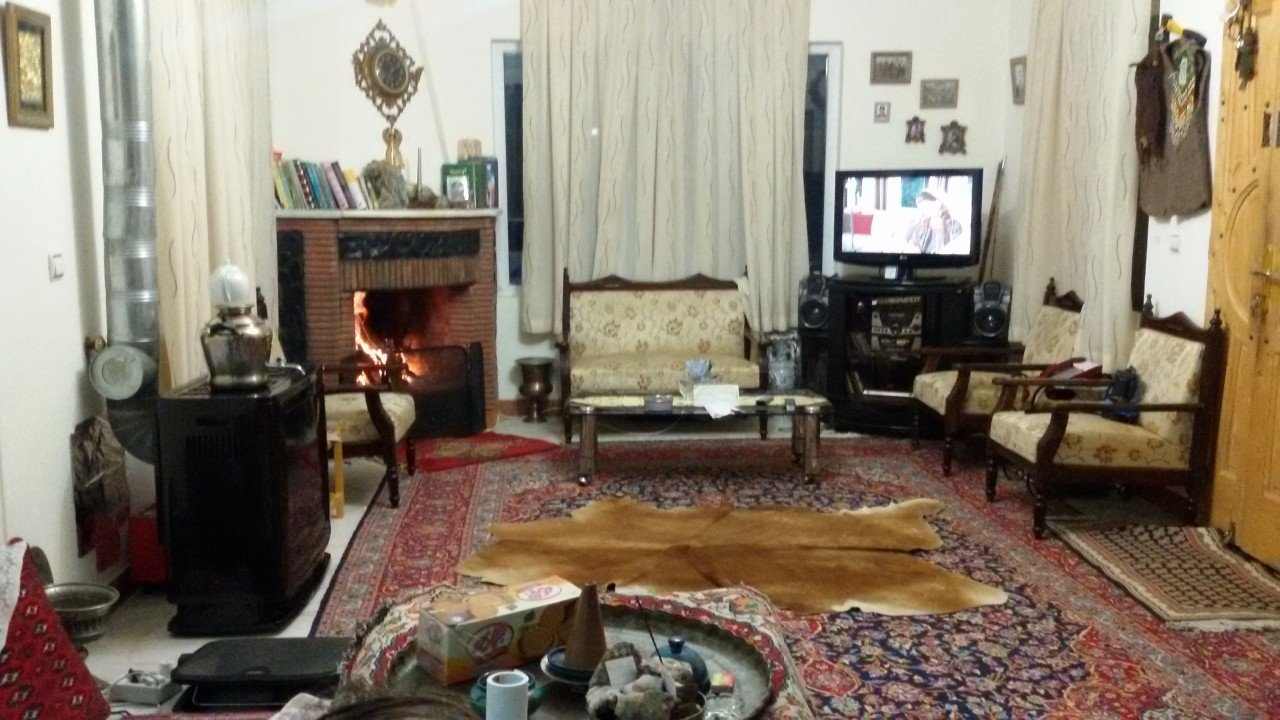 بخشی از سالن و شومینه هیزمی