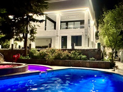 ویلا باغ سینا با ویویی کوهستانی و استخر آ