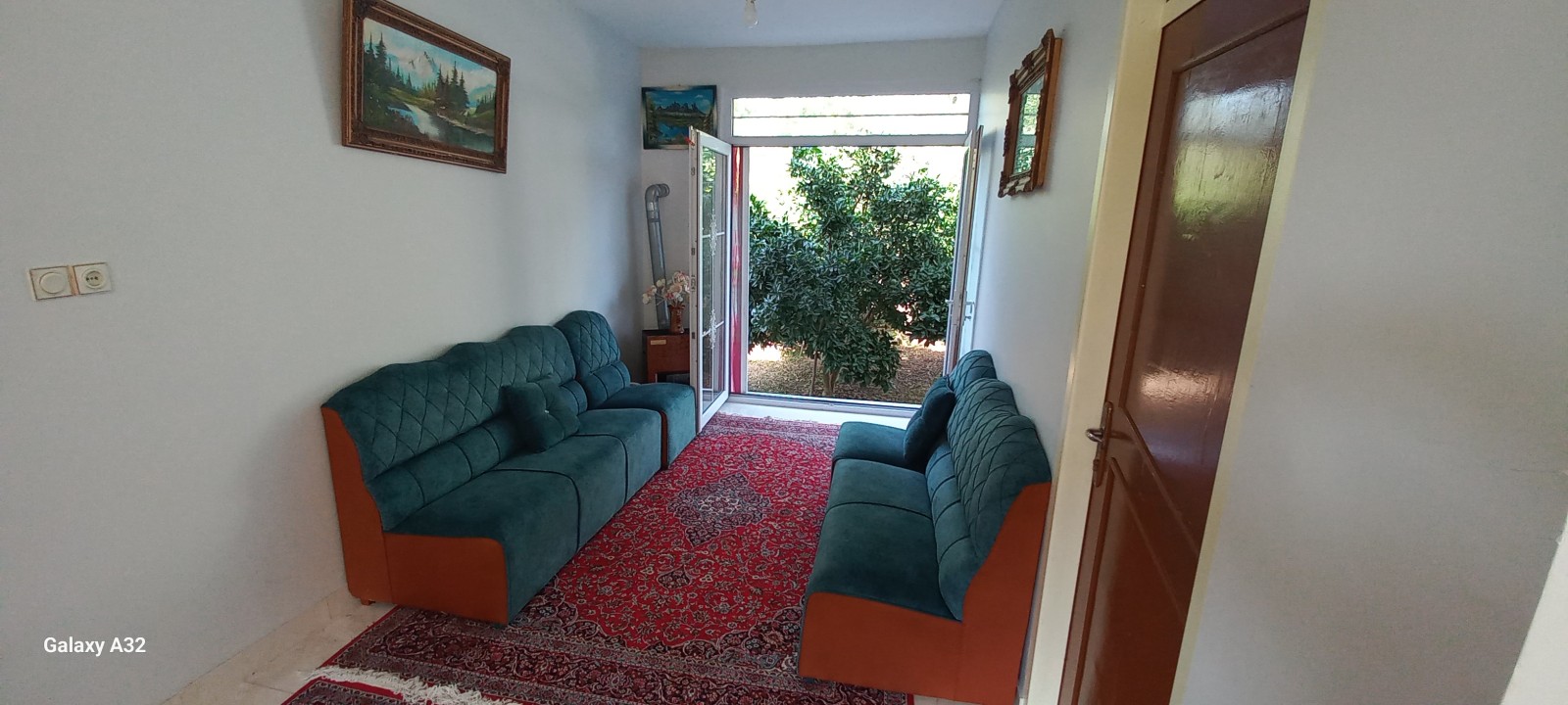نمای بالکن رو به حیاط پشتی