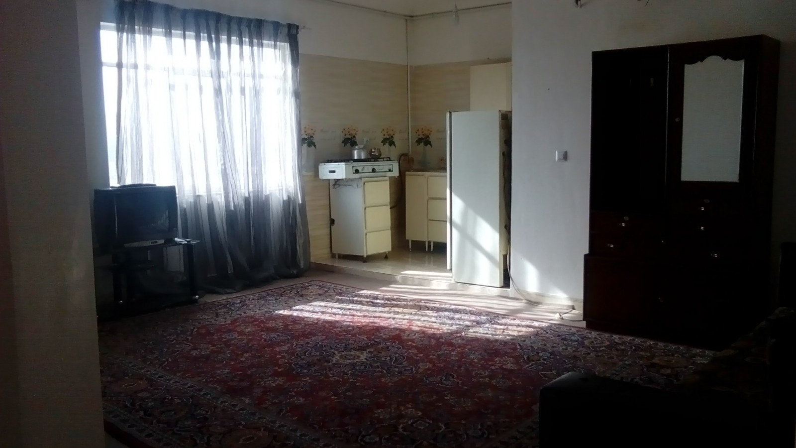اتاق پذیرایی و  آشپزخانه
