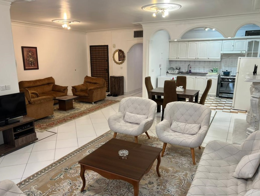 اتاق پذیرایی و آشپزخانه