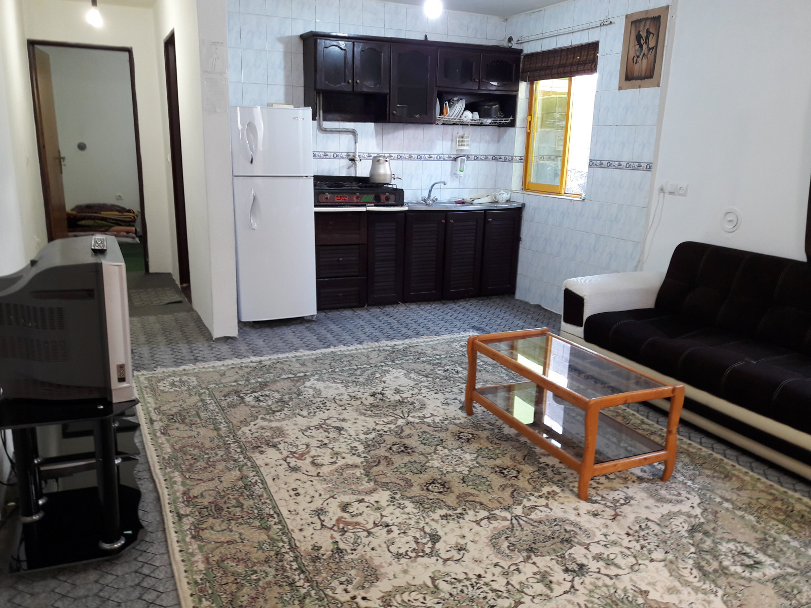 اتاق پذیرایی و آشپزخانه