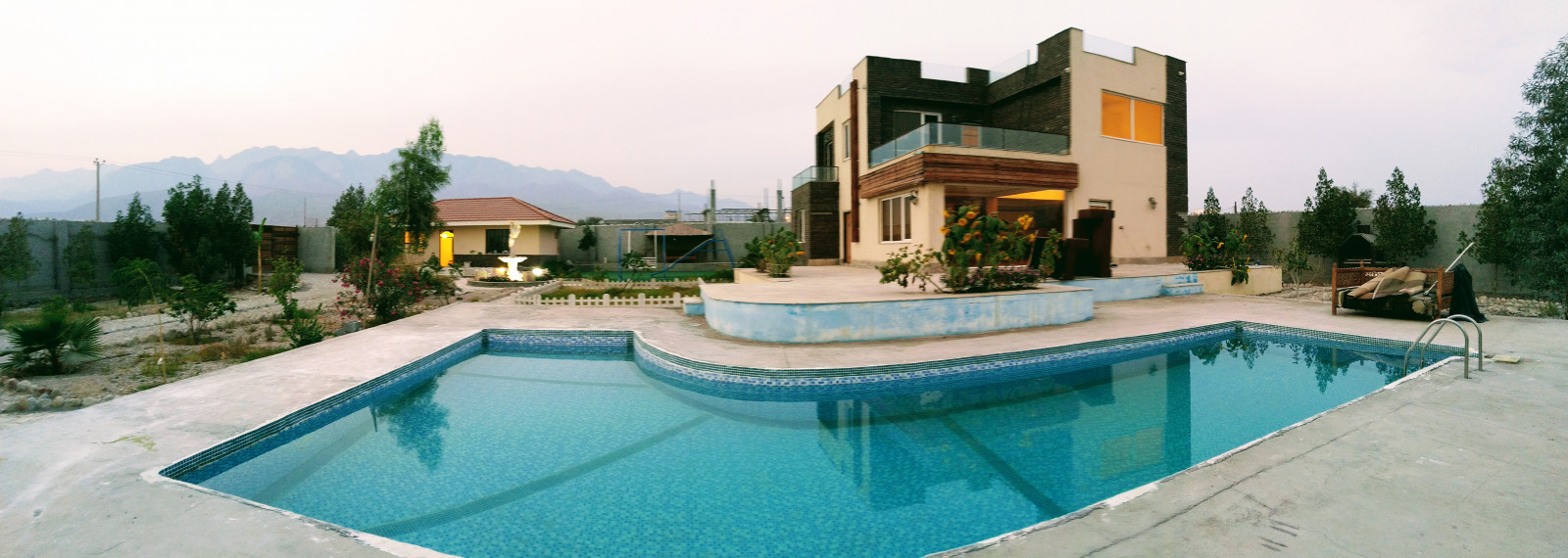 پانورامای محوطه و ساختمان پانورامای محوطه و ساختمان