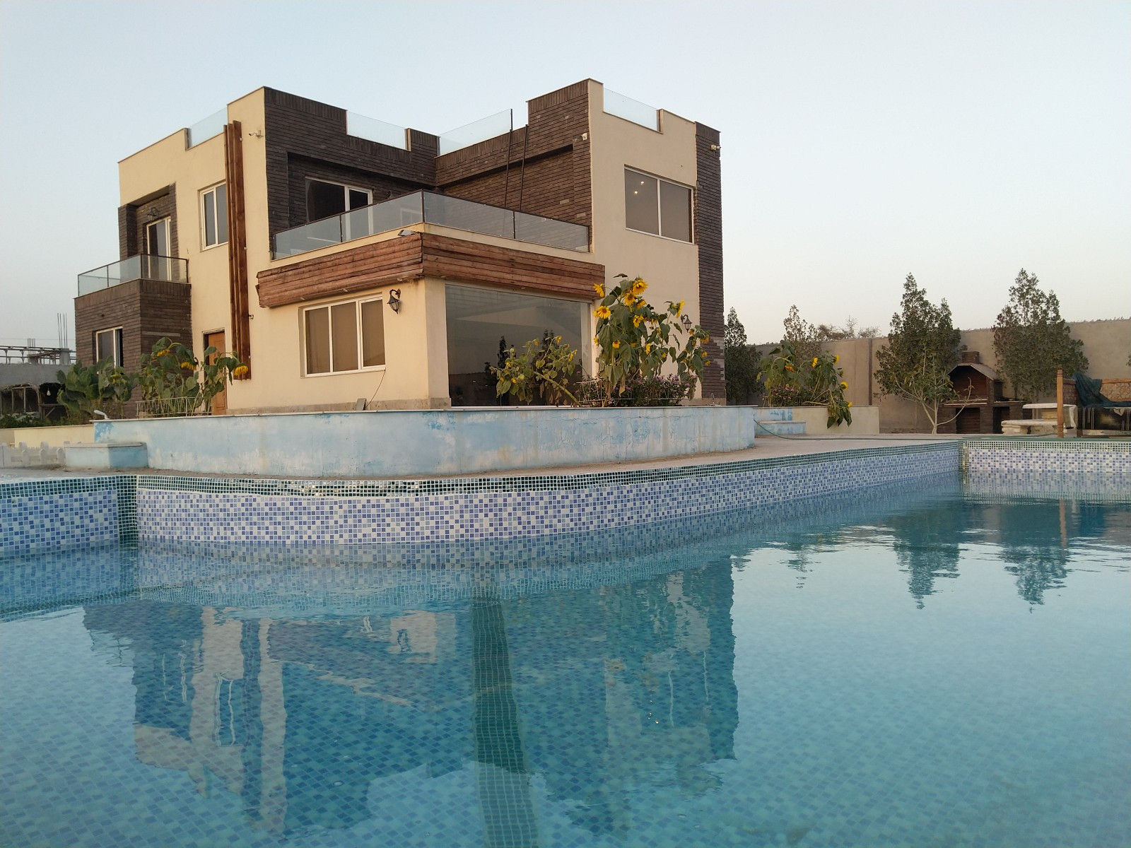 استخر و ساختمان استخر و ساختمان