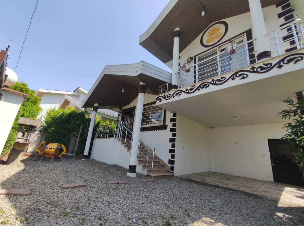 نمای اقامتگاه و حیاط