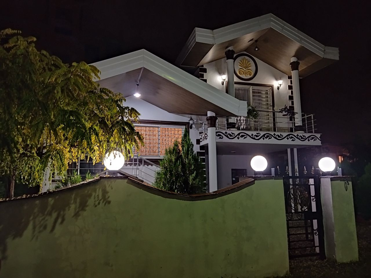 نمای اقامتگاه در شب