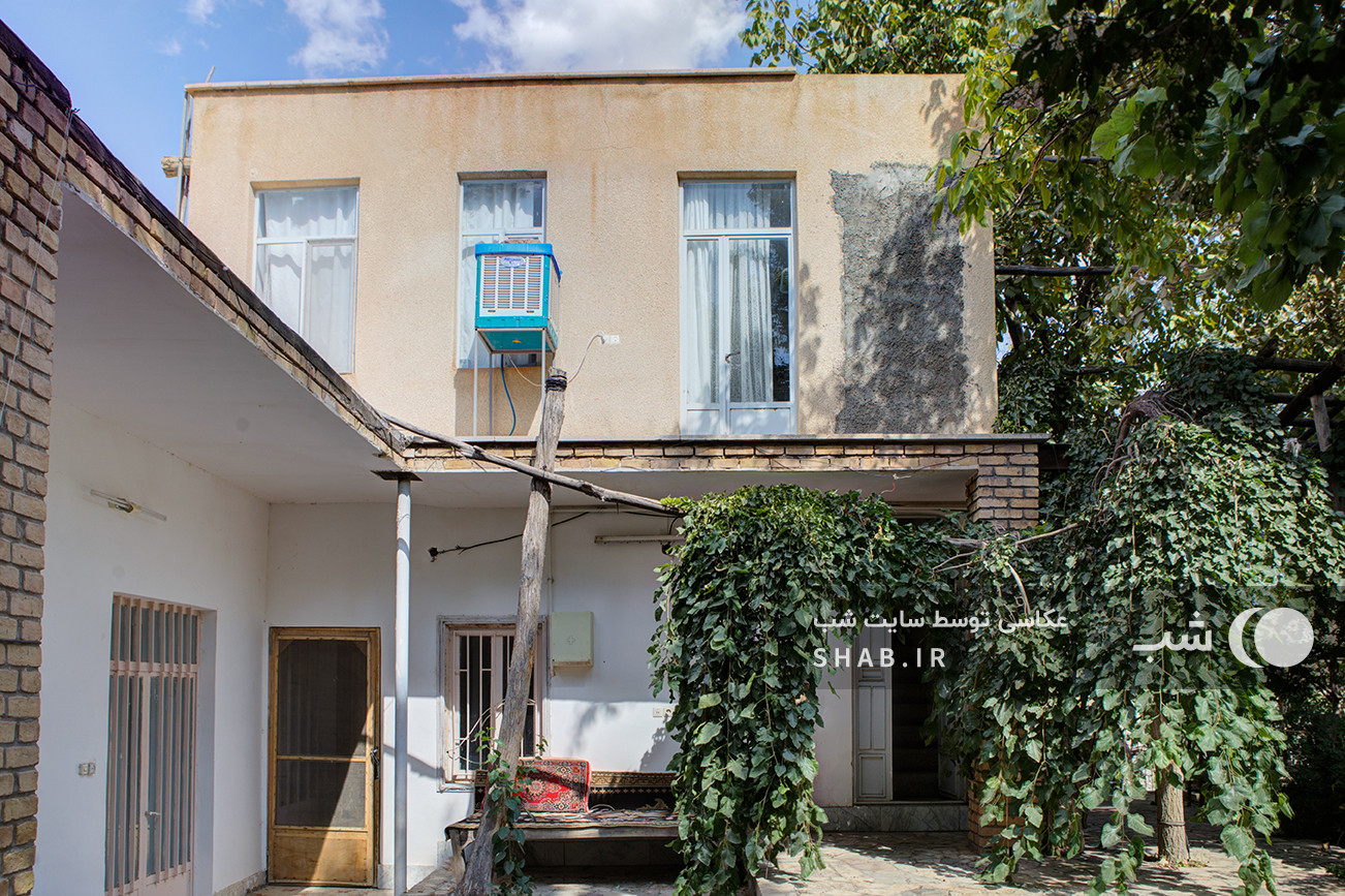 نمای ساختمان و محوطه باغ