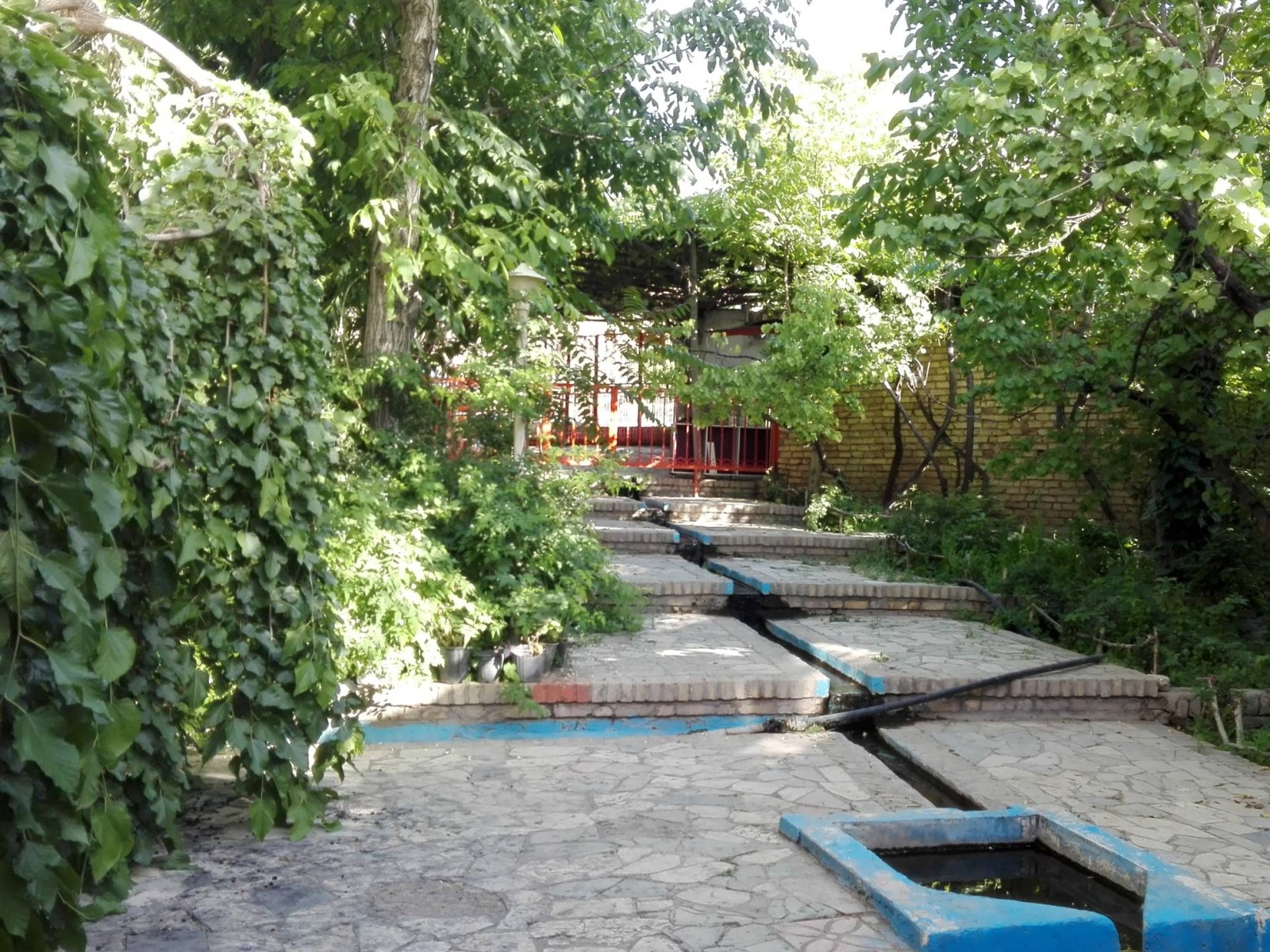 محوطه بیرونی
