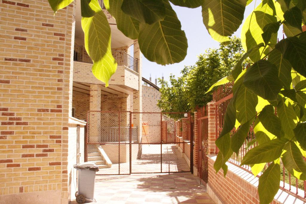 ورودی و حیاط