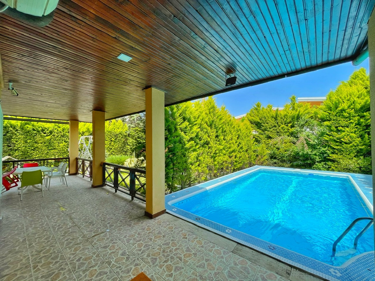 استخر رو باز چهار فصل استخر رو باز چهار فصل