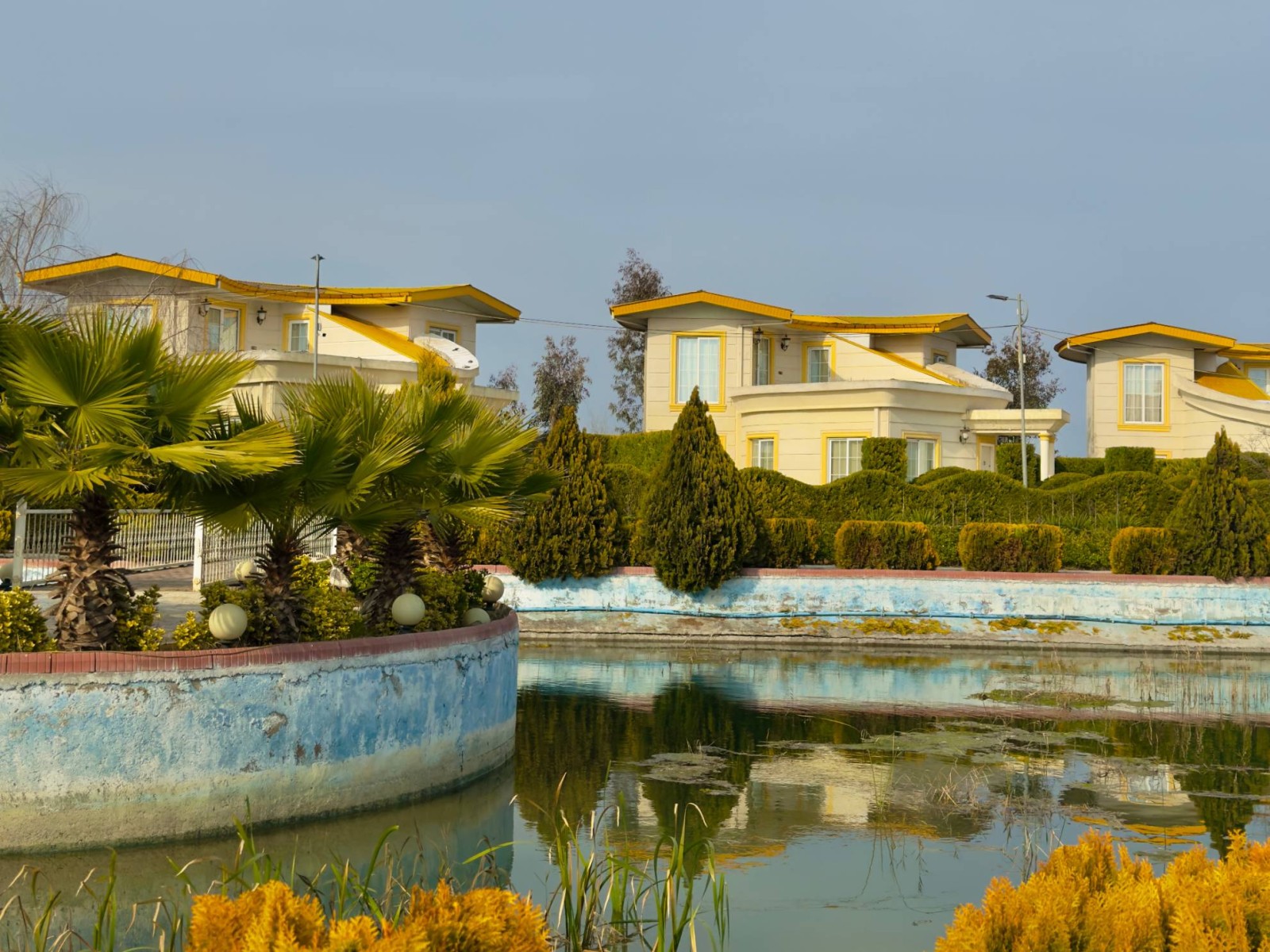 محوطه ی ویلا محوطه ی ویلا