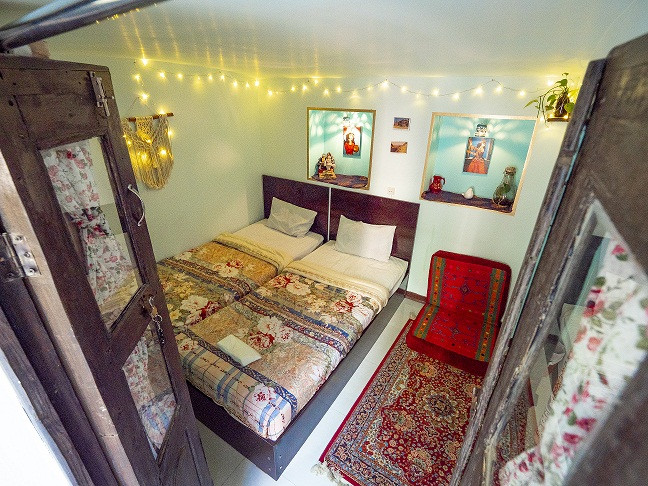 ورودی اتاق سه پله به سمت پایین دارد ورودی اتاق سه پله به سمت پایین دارد