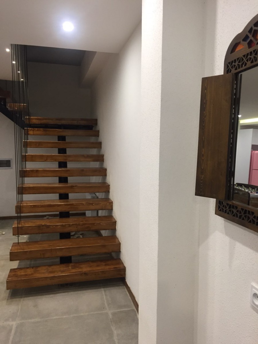 پله‌های منتهی به طبقه اول