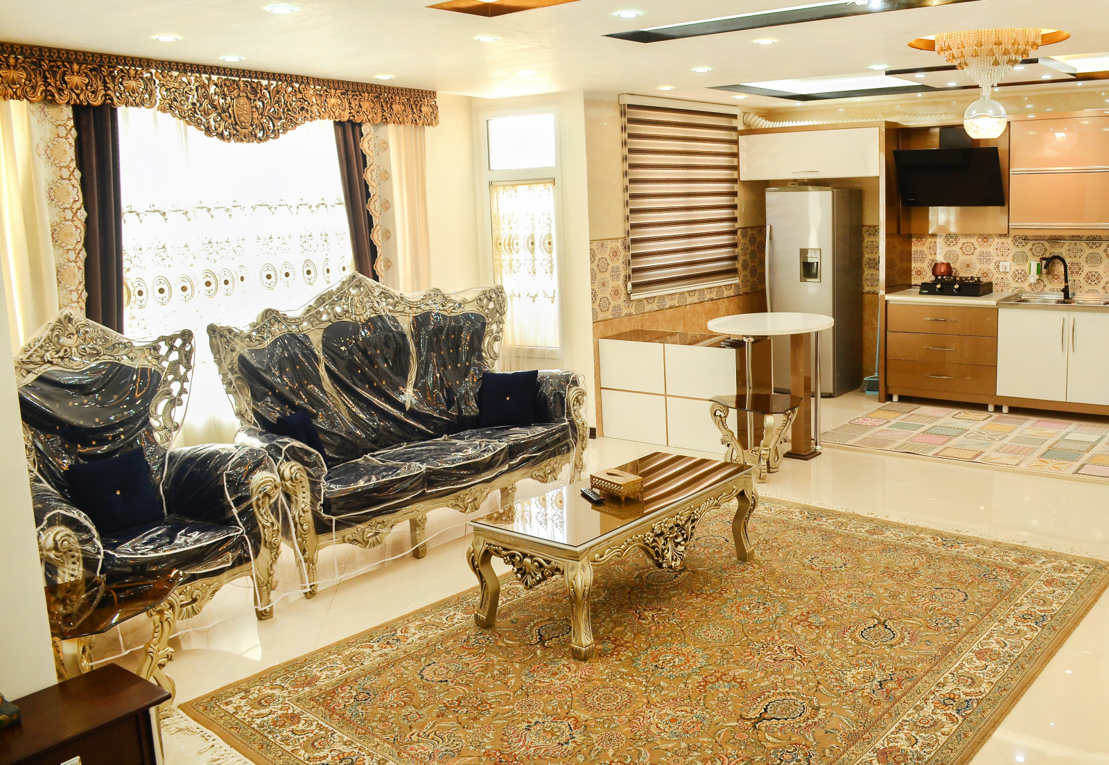 اتاق پذیرایی و آشپزخانه