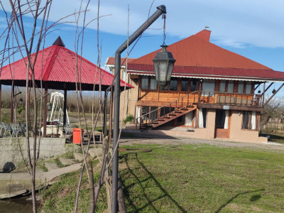 ویلا چوبی با آبگیر اختصاصی باغ طوبی