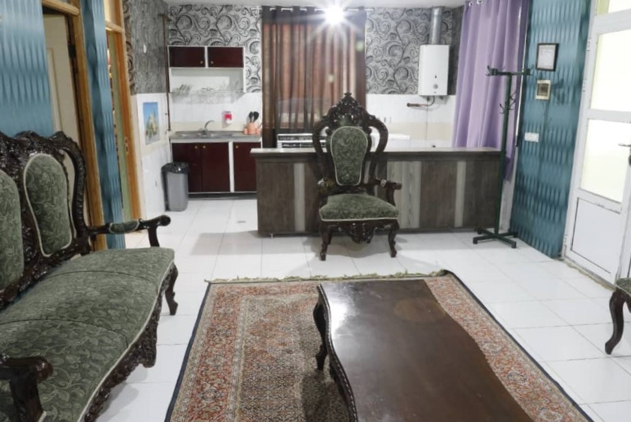 اتاق پذیرایی و آشپزخانه