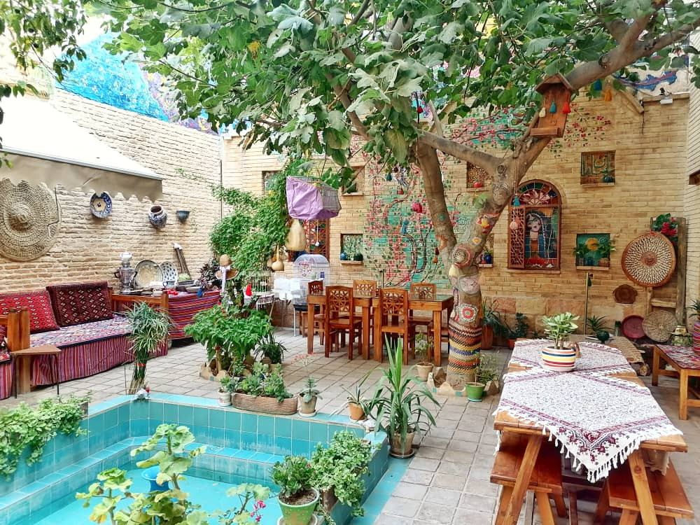 حیاط اقامتگاه