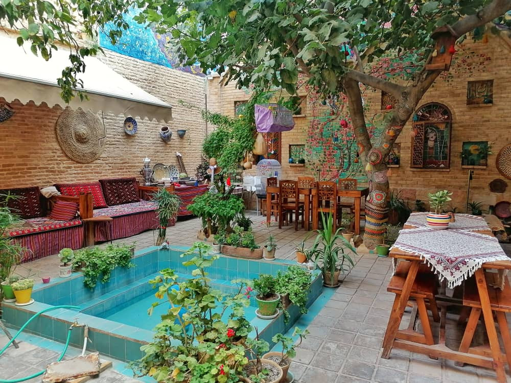 حیاط اقامتگاه