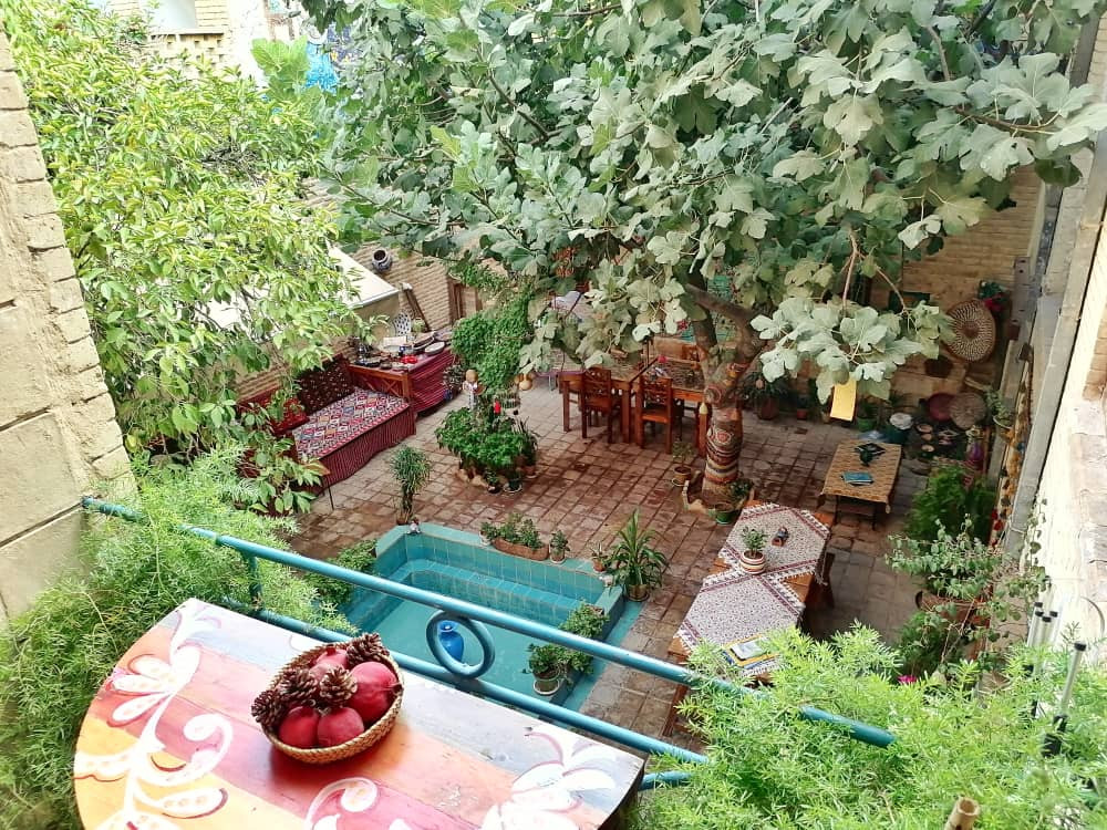 حیاط اقامتگاه
