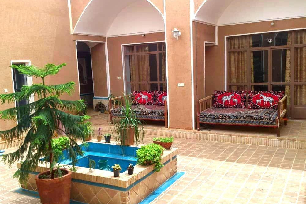 حیاط اقامتگاه