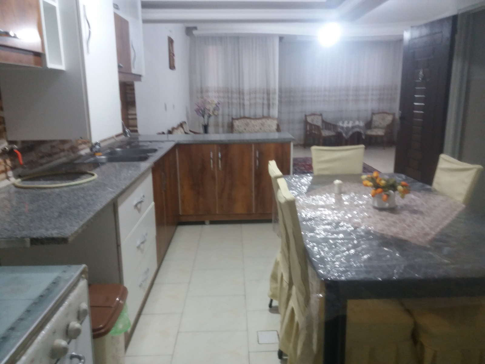 اتاق پذیرایی و آشپزخانه