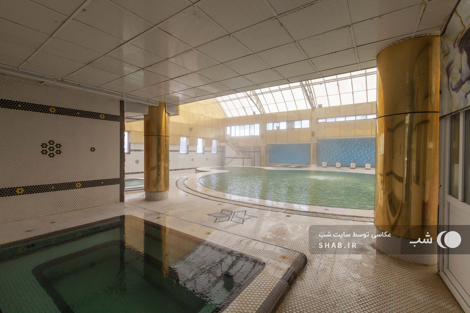 استخر آب گرم