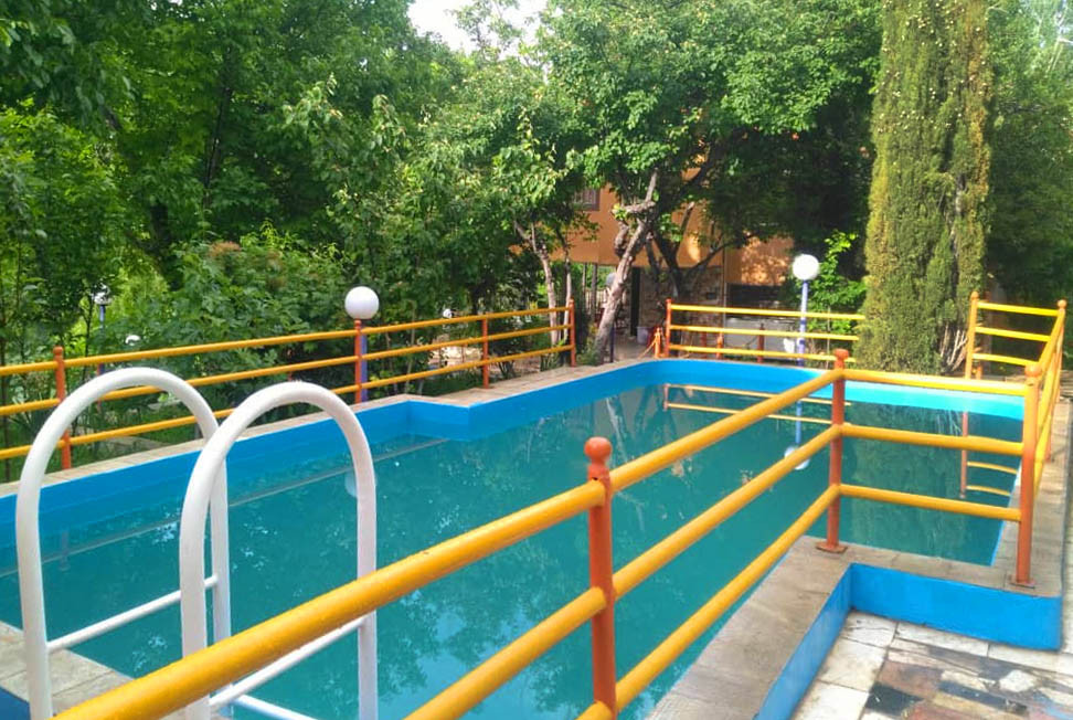 حیاط و استخر