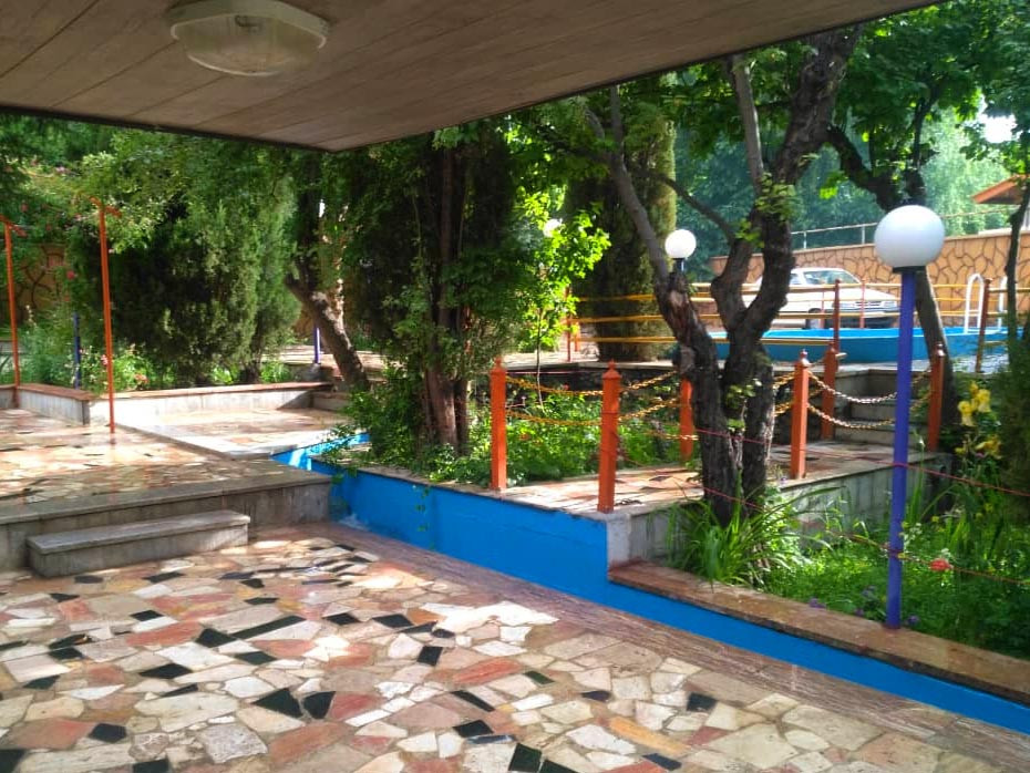 حیاط و استخر