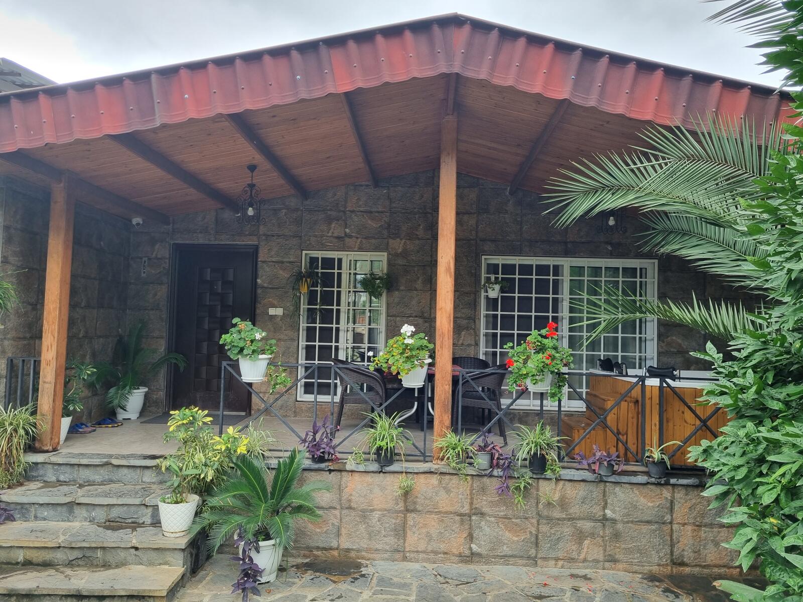 نما و بالکن جلوی ویلا