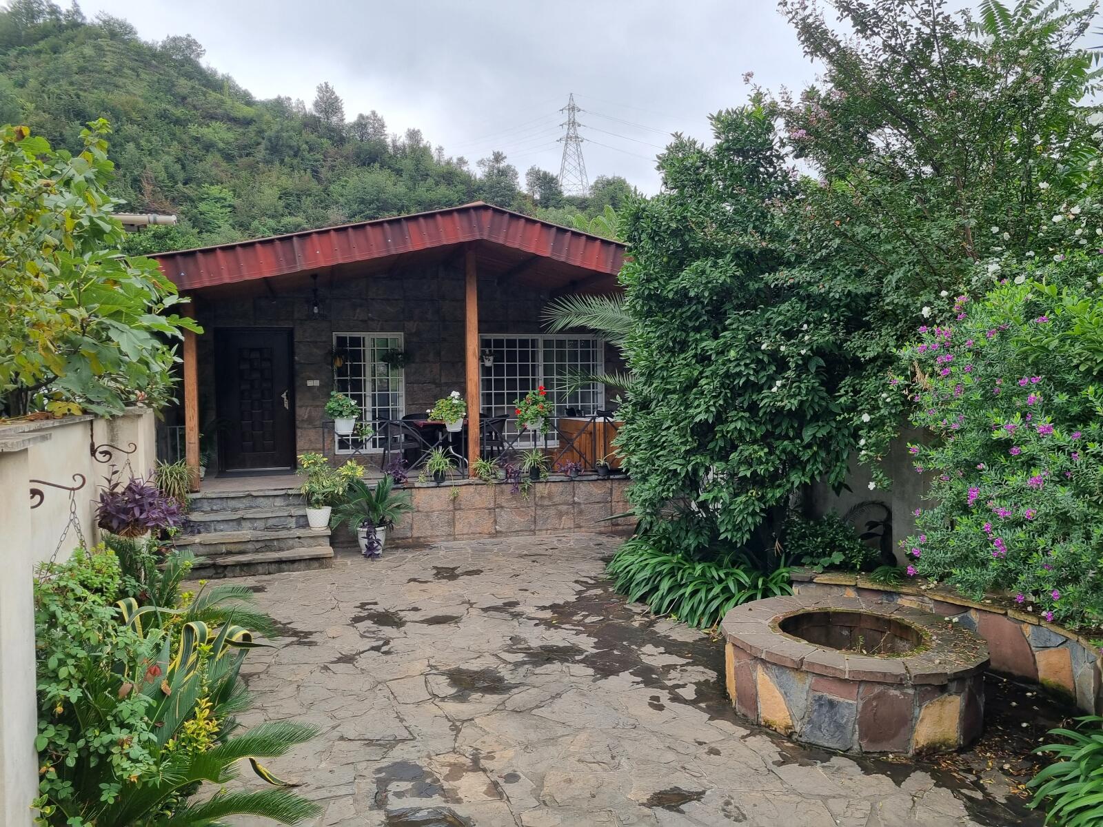 نمای حیاط و ویلا و آتشکده