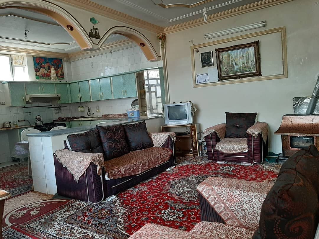 اتاق پذیرایی و آشپزخانه