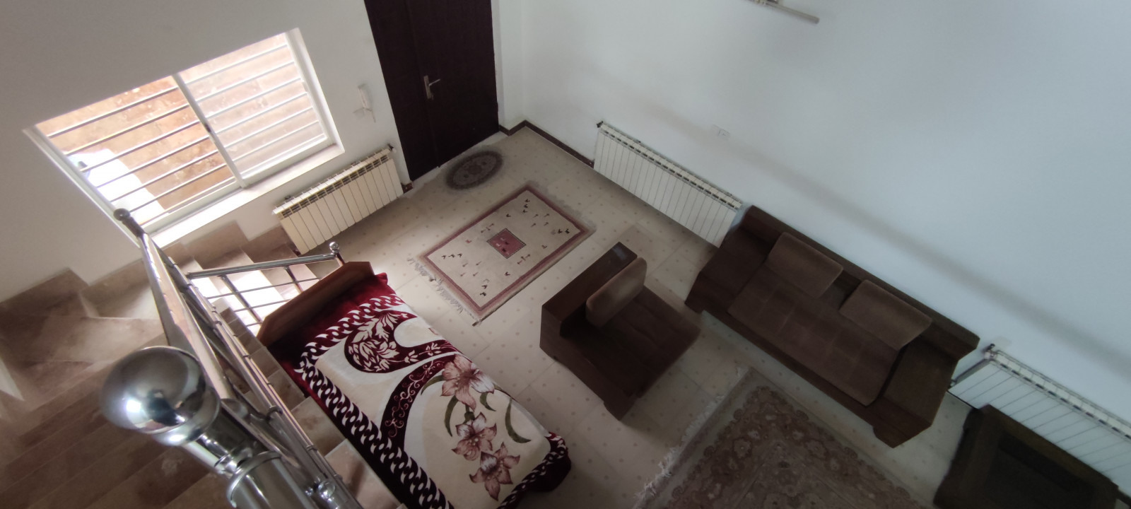 نما از بالا به پذیرایی