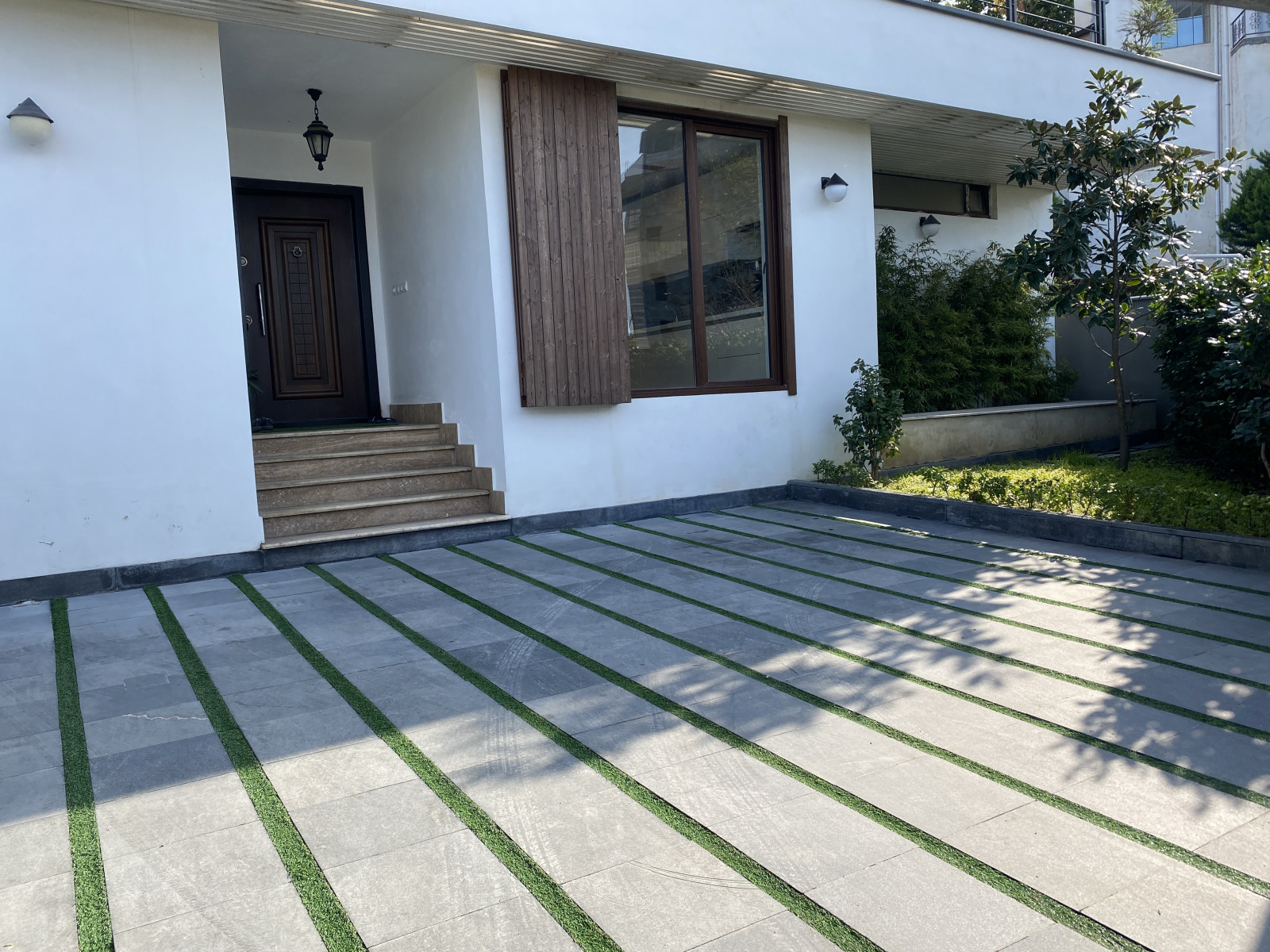 حیاط و درب ورودی واحد حیاط و درب ورودی واحد