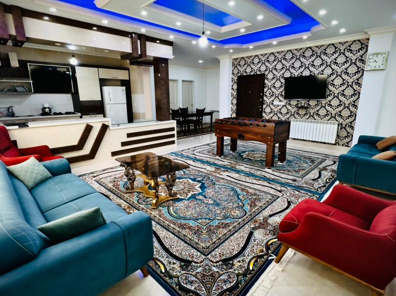 اتاق پذیرایی و آشپزخانه