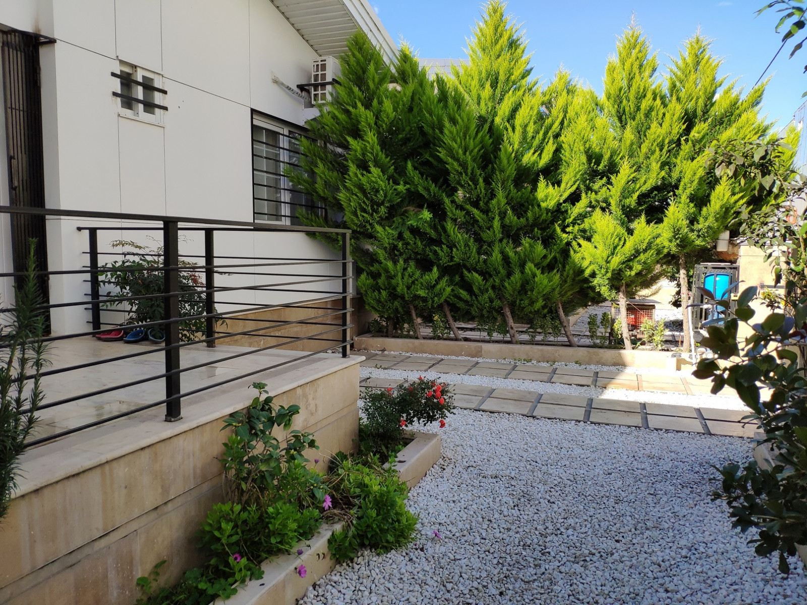 حیاط و پارکینگ