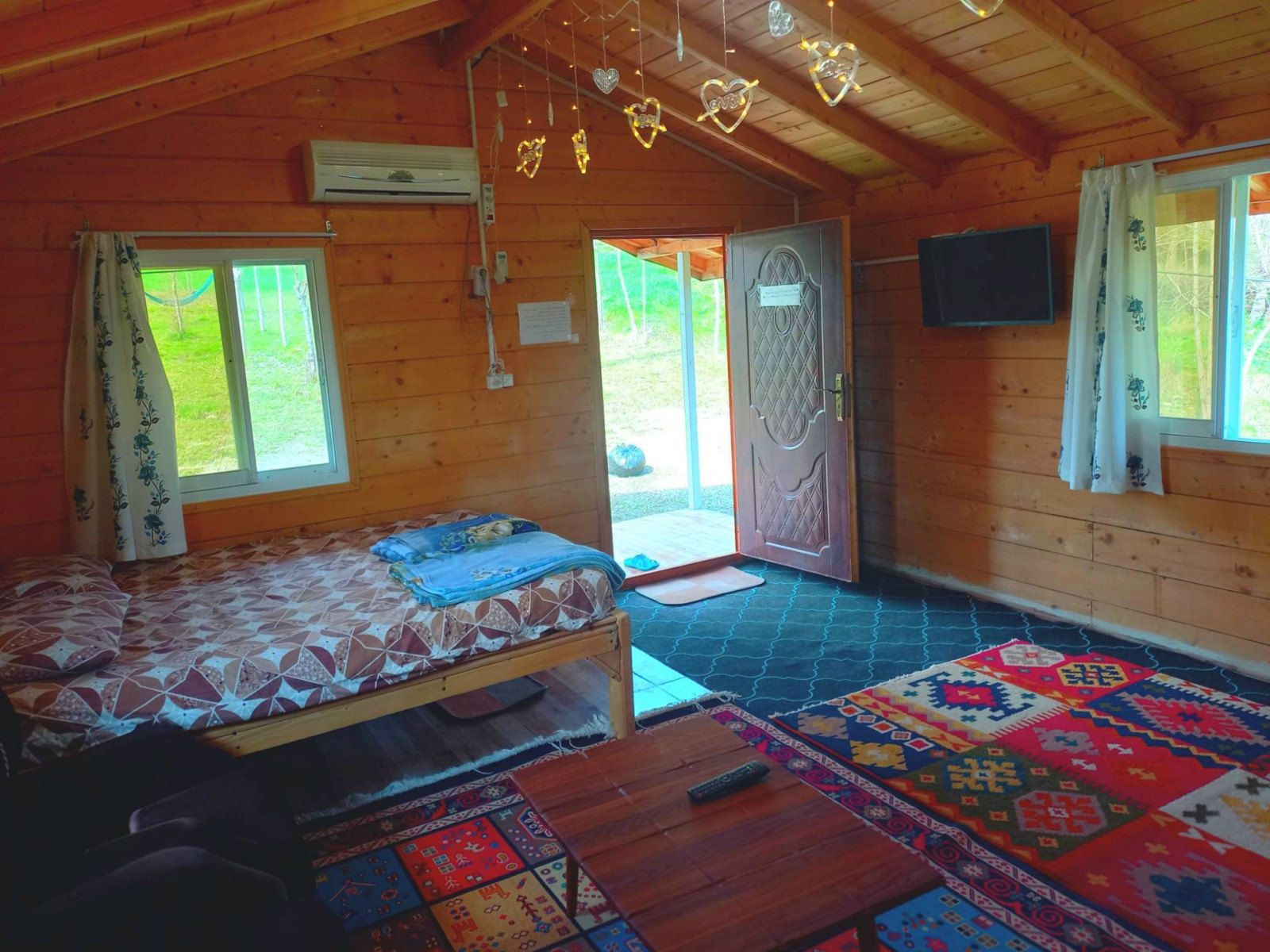 اتاق پذیرایی ال ای دی پنجره توری دار اسپیلیت