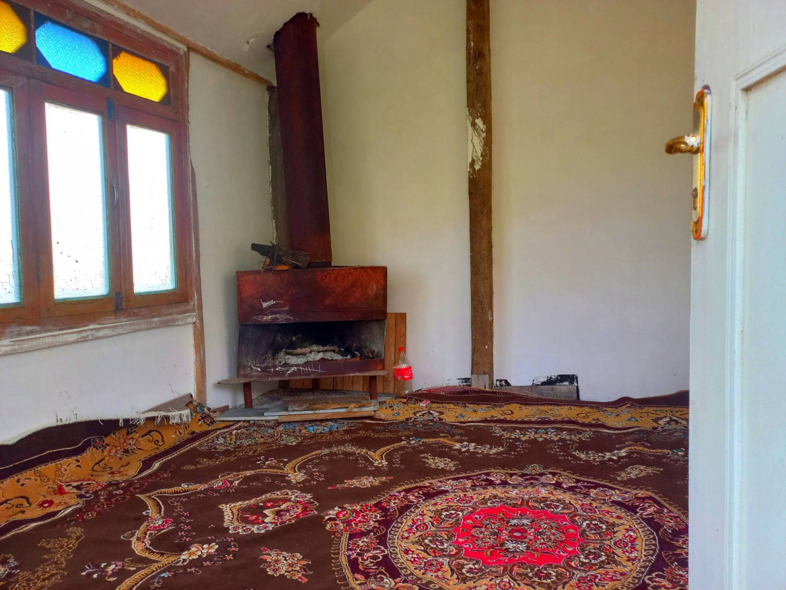 آلاچیخ سنتی جدا از کلبه اصلی وسط باغ با شومینه هیزمی