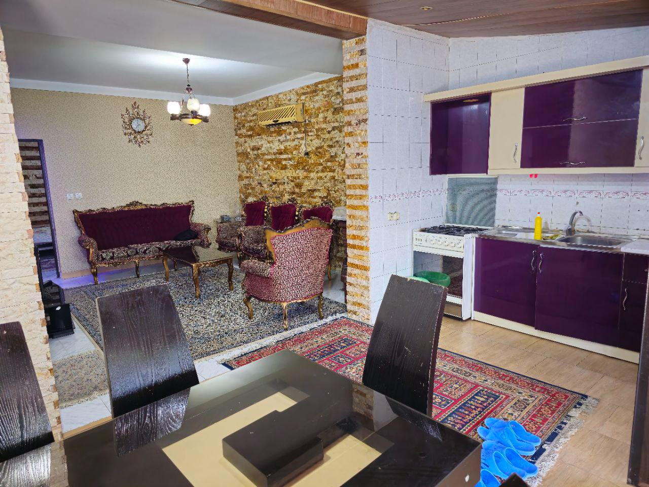 اتاق پذیرایی و آشپزخانه