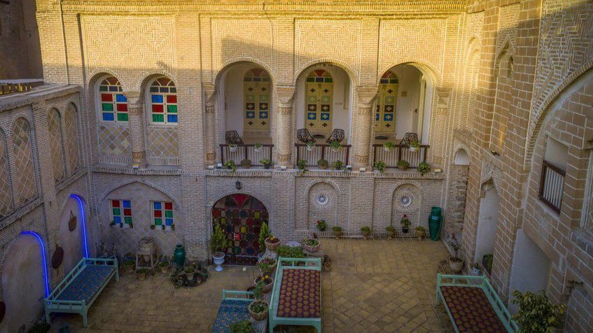 نمای اقامتگاه و حیاط