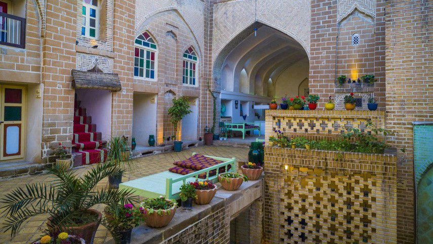 نمای اقامتگاه و حیاط