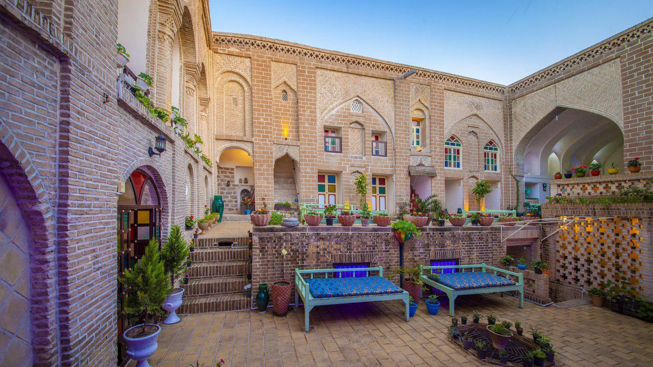 نمای اقامتگاه و حیاط
