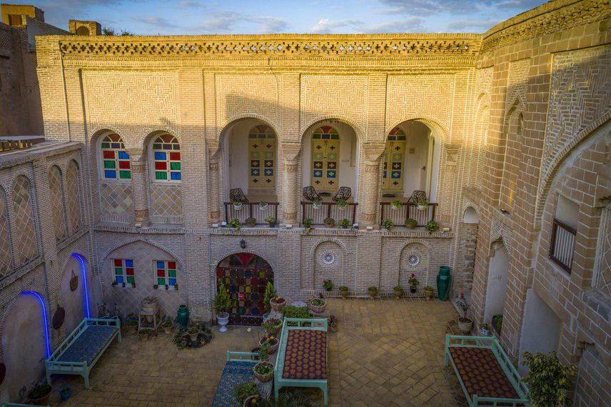 نمای اقامتگاه و حیاط
