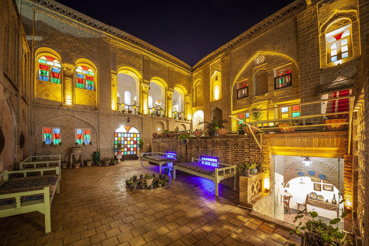 نمای اقامتگاه و حیاط