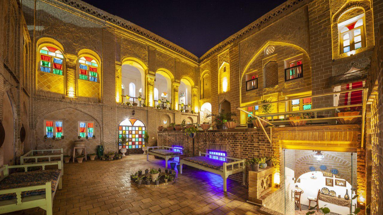 نمای اقامتگاه و حیاط