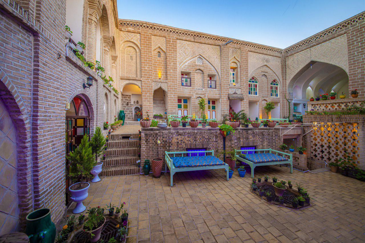نمای اقامتگاه و حیاط