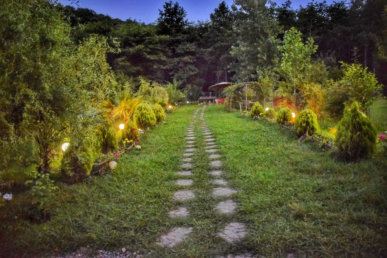 حیاط پشت ویلا در غروب حیاط پشت ویلا در غروب