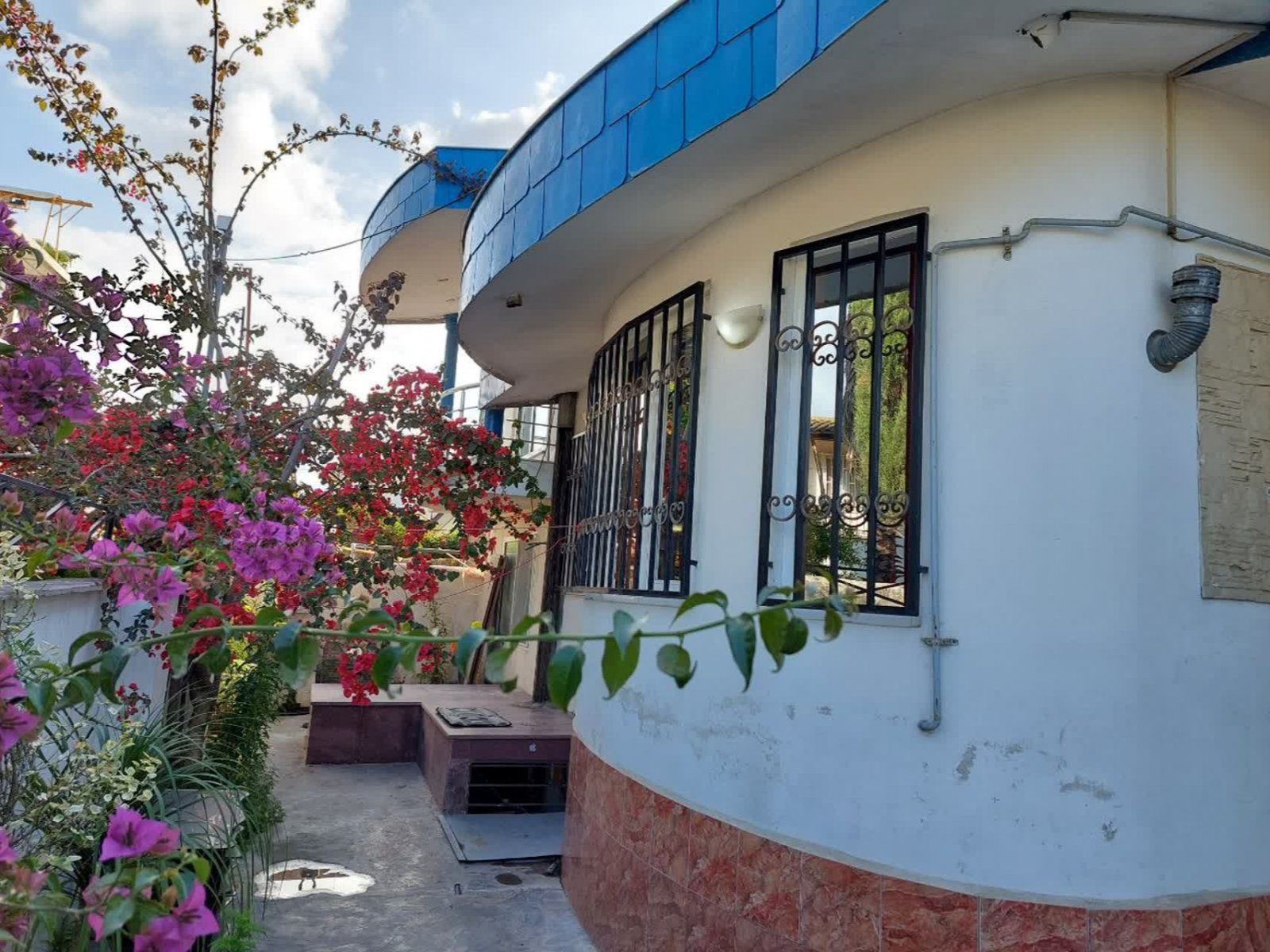 نمای ویلا از داخل حیاط