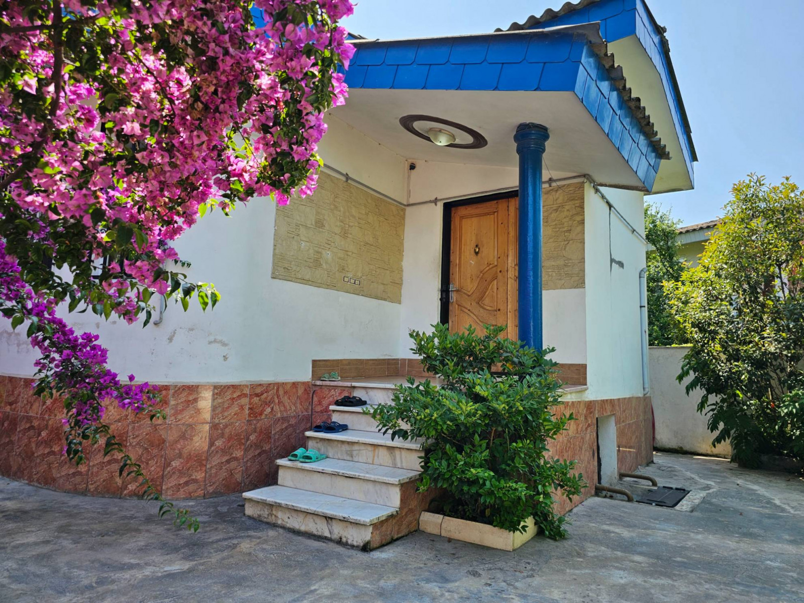 ایوان ورودی ویلا