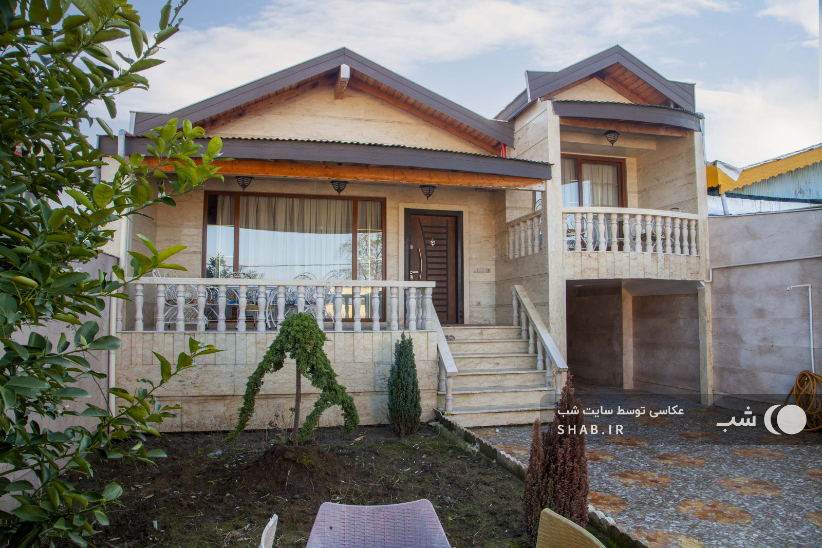 نمای ساختمان و حیاط 