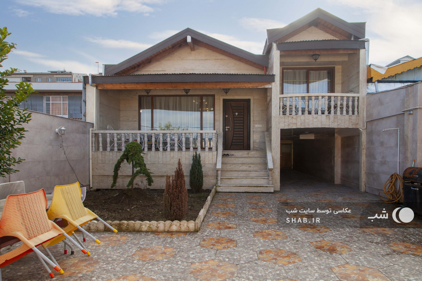 نمای ساختمان و حیاط و تراس